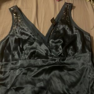 EUC deep green tank, v-neck in front and back